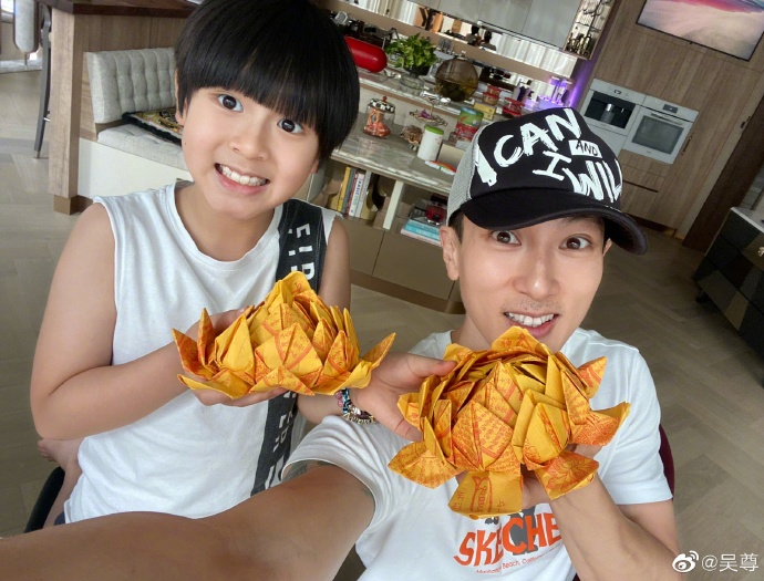 Trầm trồ trước nhan sắc hai con mỹ nam Ngô Tôn - Lám thế nào để tối ưu hóa gen trội của bố mẹ cho thế hệ sau?-13