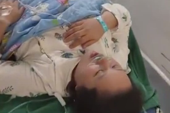 Vợ vừa đẻ xong được đẩy khỏi phòng sinh lập tức hỏi chồng một câu, dân mạng nghe mà chạnh lòng xót thương