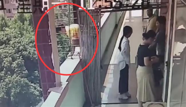 Nam sinh nhảy lầu trước sự chứng kiến kinh hoàng của giáo viên và bạn học, nguyên nhân đáng trách khiến phụ huynh tỉnh ngộ-1