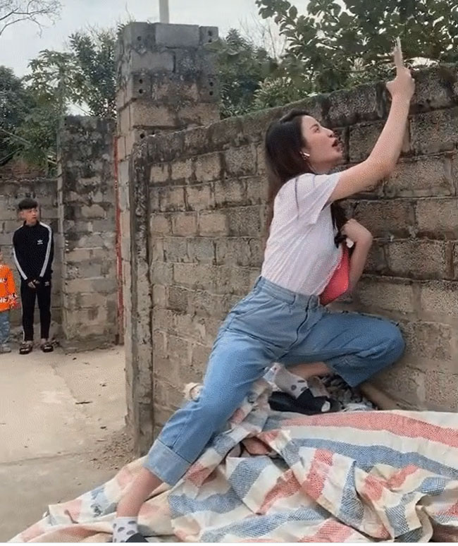 Bồ mới Quang Hải đăng clip thậm thụt” nhà hàng xóm, nhưng lại khiến dân tình mất tập trung vì dáng đứng khiêu khích-3