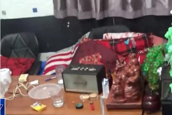 Thực hư clip người đàn ông đầu bê bết máu vì hỏi trợ cấp bị ném gạch vào đầu-2