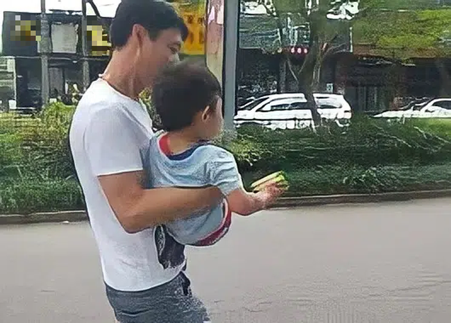 Bé trai 5 tuổi bị bắt cóc, nhận ra mẹ ngoài đường nhưng bà nhất quyết không nhận con, hành động sau đó cứu đứa trẻ ngoạn mục-2