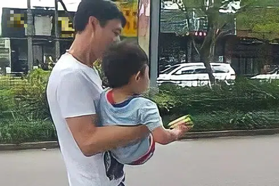 Bé trai 5 tuổi bị bắt cóc, nhận ra mẹ ngoài đường nhưng bà nhất quyết không nhận con, hành động sau đó cứu đứa trẻ ngoạn mục