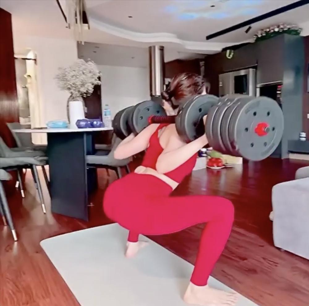 Lệ Quyên squat sai, dễ hỏng cột sống vẫn một mực cãi đúng-2