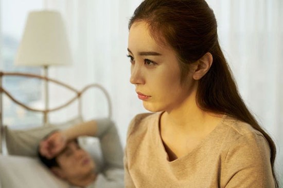 Vừa ra cửa nhận túi đồ ăn bạn gửi, chồng đã cầm quẳng vào thùng rác rồi buông lời khiến tôi bẽ bàng