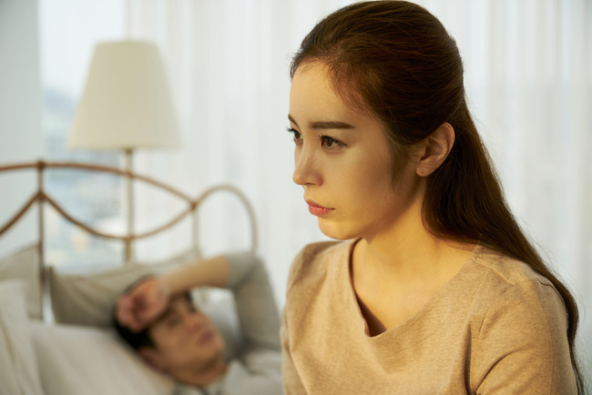 Vừa ra cửa nhận túi đồ ăn bạn gửi, chồng đã cầm quẳng vào thùng rác rồi buông lời khiến tôi bẽ bàng-1