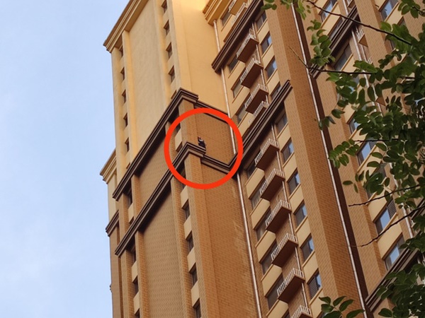 Bé trai 6 tuổi bị ném từ tầng 29, mẹ bị đâm tử vong, hung thủ máu lạnh đối đầu với cảnh sát suốt 10 tiếng trên bệ cửa sổ-2