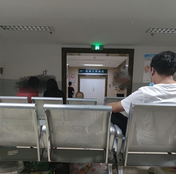 Bé trai 6 tuổi bị ném từ tầng 29, mẹ bị đâm tử vong, hung thủ máu lạnh đối đầu với cảnh sát suốt 10 tiếng trên bệ cửa sổ-5