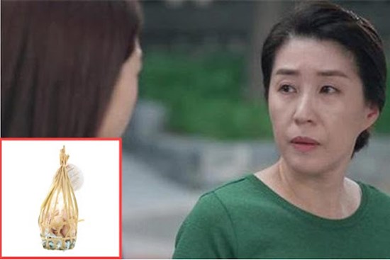 Chê thông gia keo kiệt, con gái đẻ mà cho được chục trứng, nhưng lúc mở ra mẹ chồng ú ớ gọi điện cảm ơn