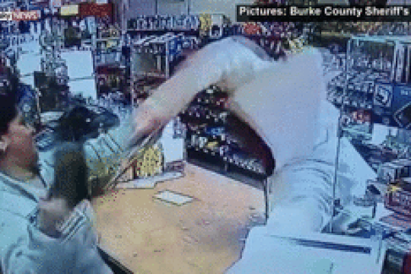 Cướp táo tợn giật dây chuyền khiến hai mẹ con ngã văng xuống đường-1