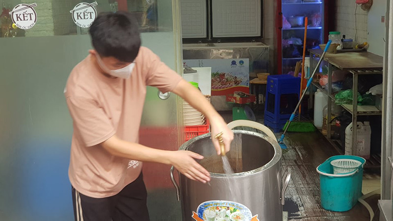 Xuyên đêm dọn dẹp, dậy sớm nổi lửa, chờ chính Ngọ mở hàng-2