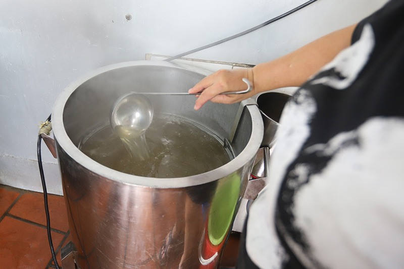 Xuyên đêm dọn dẹp, dậy sớm nổi lửa, chờ chính Ngọ mở hàng-7