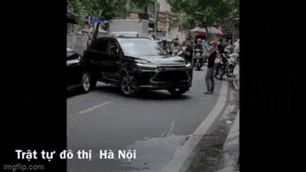 Tài xế lái ô tô gây náo loạn phố Hà Nội, công an cầm gạch ném cửa xe để khống chế đối tượng-1