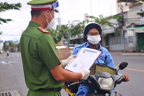 Công an TPHCM công bố 17 nhóm đối tượng không cần giấy đi đường-1