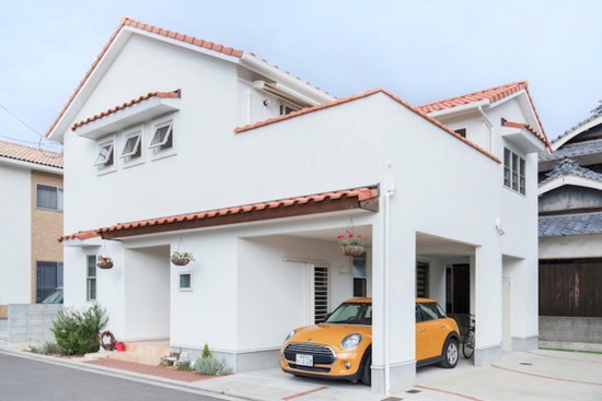 Ngôi nhà đặc biệt với phòng khách trên tầng 2, nhìn từ ngoài vào trong đều toát lên vẻ độc đáo và thú vị