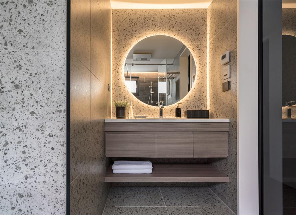 Căn hộ cũ kỹ xuống cấp với đồ đạc lộn xộn được biến hình thành không gian tinh tế, hiện đại dành cho vợ chồng trẻ-13