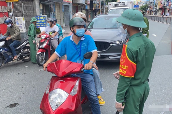 TP.HCM: Từ hôm nay, luật sư tham gia tố tụng, giáo viên, giảng viên đại học ra đường cần giấy tờ gì?-1