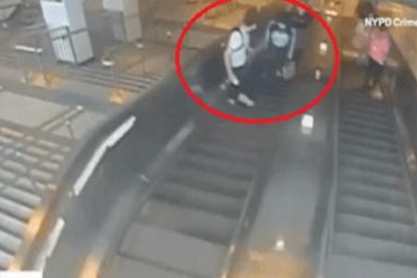 Bế cháu gái đi thang cuốn, ông nội mất thăng bằng khiến 2 ông cháu gặp nạn, camera ghi lại toàn bộ sự việc gây ớn lạnh-5