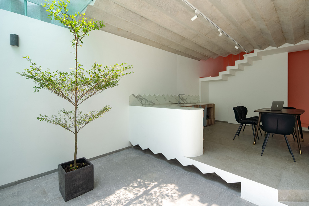 Ngôi nhà trong hẻm nổi bật với gam xanh mint siêu cưng, hay nhất là thiết kế zigzag độc lạ đỉnh của chóp-4