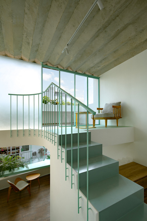 Ngôi nhà trong hẻm nổi bật với gam xanh mint siêu cưng, hay nhất là thiết kế zigzag độc lạ đỉnh của chóp-14