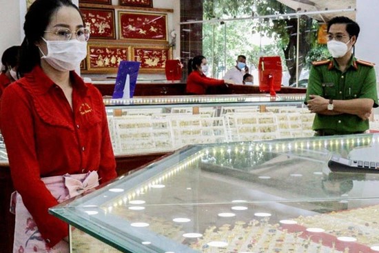 Nữ nhân viên tiệm vàng trộm 2.380 nhẫn vàng