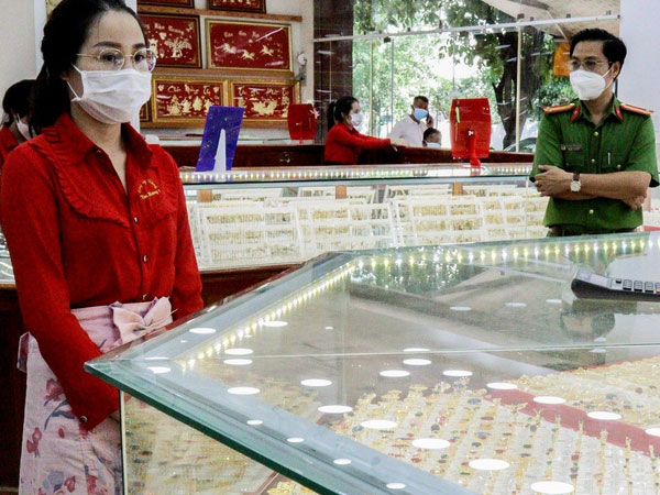 Nữ nhân viên tiệm vàng trộm 2.380 nhẫn vàng-1