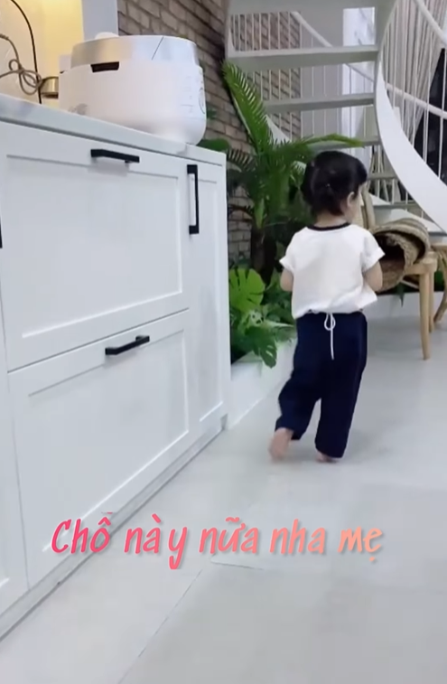 Clip siêu dễ thương của con gái Nhã Phương - Trường Giang: Vừa lau dọn nhà cửa, vừa hát líu lo đợi ba về-2