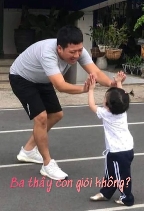 Clip siêu dễ thương của con gái Nhã Phương - Trường Giang: Vừa lau dọn nhà cửa, vừa hát líu lo đợi ba về-3