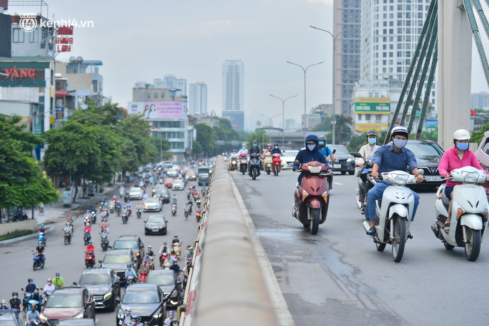 Ảnh: Đường phố Hà Nội đông nghịt sau khi dỡ bỏ toàn bộ chốt phân vùng, nới lỏng giãn cách xã hội-3