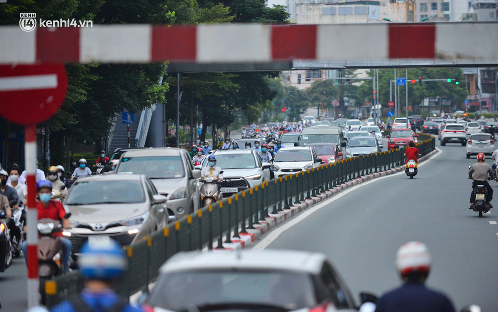 Ảnh: Đường phố Hà Nội đông nghịt sau khi dỡ bỏ toàn bộ chốt phân vùng, nới lỏng giãn cách xã hội-4