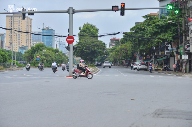Ảnh: Đường phố Hà Nội đông nghịt sau khi dỡ bỏ toàn bộ chốt phân vùng, nới lỏng giãn cách xã hội-12