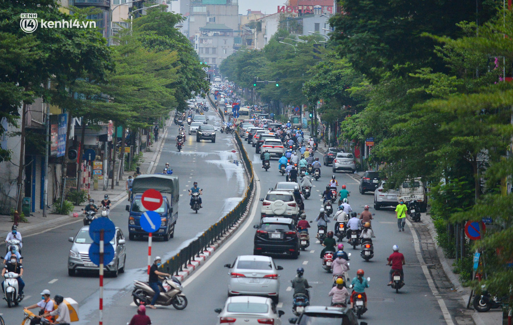 Ảnh: Đường phố Hà Nội đông nghịt sau khi dỡ bỏ toàn bộ chốt phân vùng, nới lỏng giãn cách xã hội-8