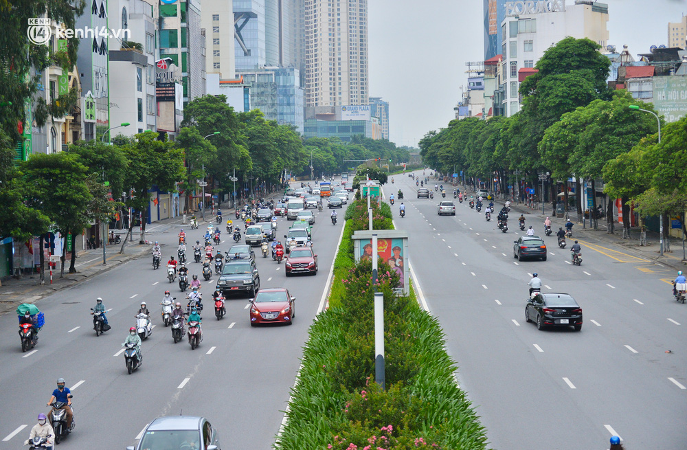 Ảnh: Đường phố Hà Nội đông nghịt sau khi dỡ bỏ toàn bộ chốt phân vùng, nới lỏng giãn cách xã hội-13