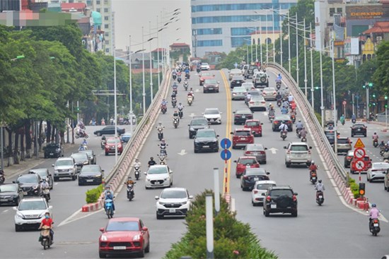 Ảnh: Đường phố Hà Nội đông nghịt sau khi dỡ bỏ toàn bộ chốt phân vùng, nới lỏng giãn cách xã hội