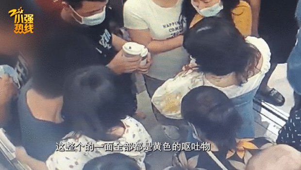 Cô gái khóc thét khi bị đứa trẻ lạ nôn khắp người, hành động của ông bố khiến dân mạng tranh cãi kịch liệt-1