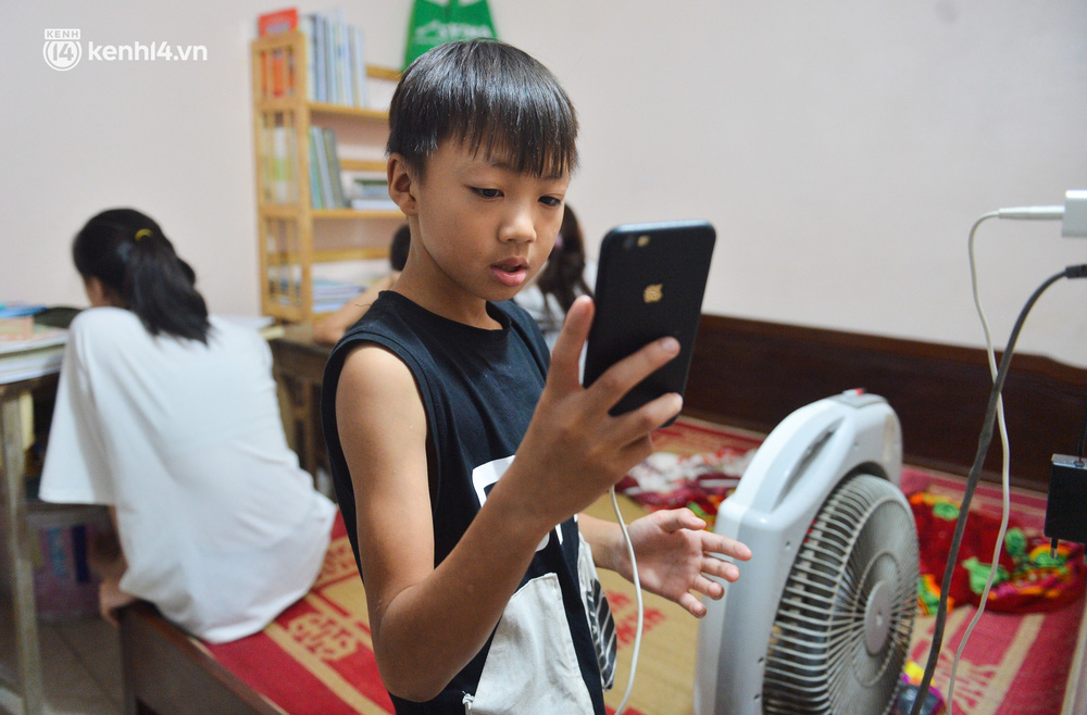 Quay cuồng cảnh học online trong gia đình 8 người con ở Hà Nội: Đứa mượn điện thoại, đứa đi học nhờ, đứa tranh thủ học ké khi anh chị được ra chơi-3