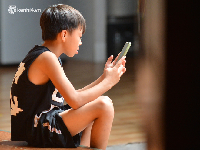 Quay cuồng cảnh học online trong gia đình 8 người con ở Hà Nội: Đứa mượn điện thoại, đứa đi học nhờ, đứa tranh thủ học ké khi anh chị được ra chơi-4