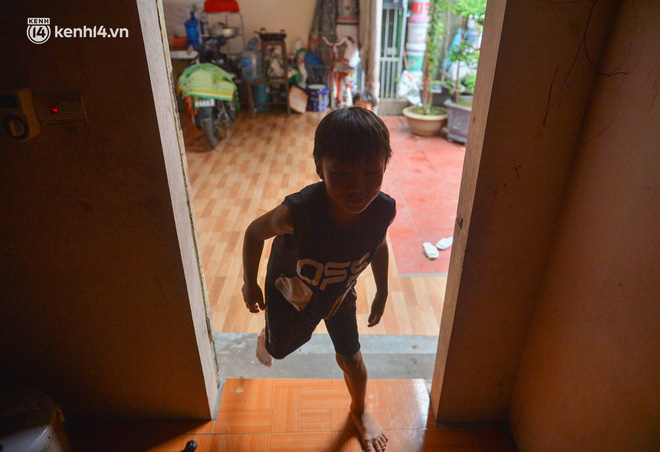 Quay cuồng cảnh học online trong gia đình 8 người con ở Hà Nội: Đứa mượn điện thoại, đứa đi học nhờ, đứa tranh thủ học ké khi anh chị được ra chơi-5