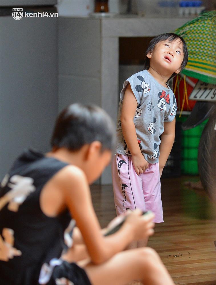 Quay cuồng cảnh học online trong gia đình 8 người con ở Hà Nội: Đứa mượn điện thoại, đứa đi học nhờ, đứa tranh thủ học ké khi anh chị được ra chơi-6