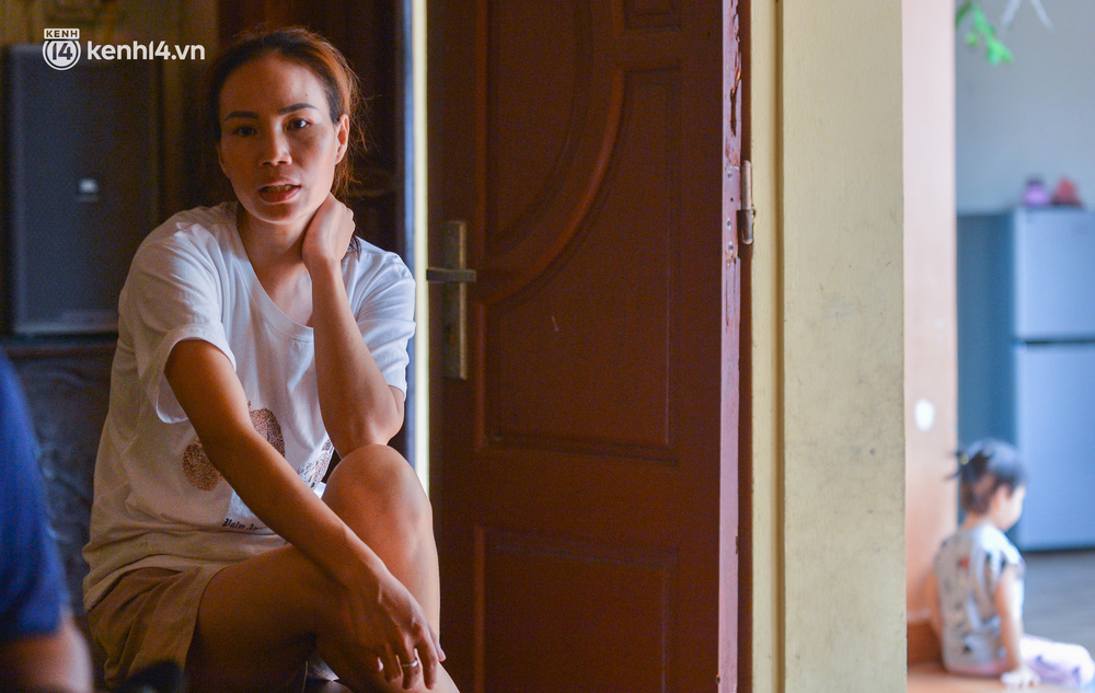 Quay cuồng cảnh học online trong gia đình 8 người con ở Hà Nội: Đứa mượn điện thoại, đứa đi học nhờ, đứa tranh thủ học ké khi anh chị được ra chơi-7