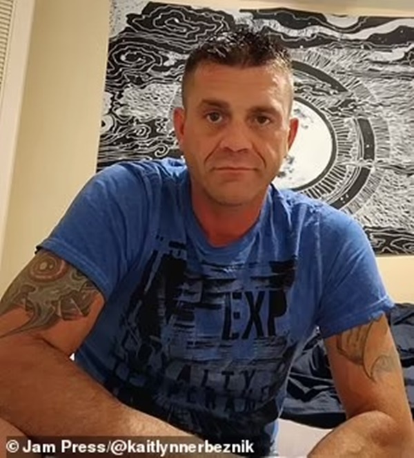 Đến thăm nghĩa trang, người đàn ông dựng tóc gáy với vật thể thò ra từ vết nứt ngôi mộ, càng nhìn càng không hiểu nổi-1