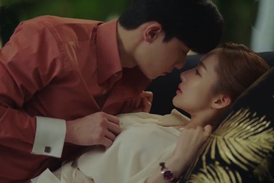 Sau khi vợ cũ tái hôn, thường xuyên đến nhà tôi, vợ cũ bảo: “Em yêu anh, cũng yêu tiền của chồng em”