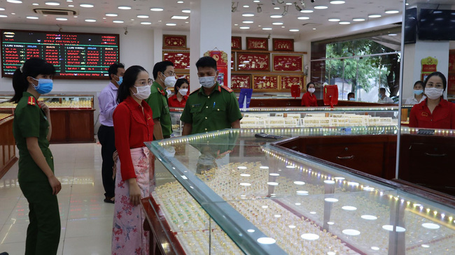 Nữ chúa nhẫn trộm 2.380 nhẫn vàng ở Bình Phước bằng cách nào?-2