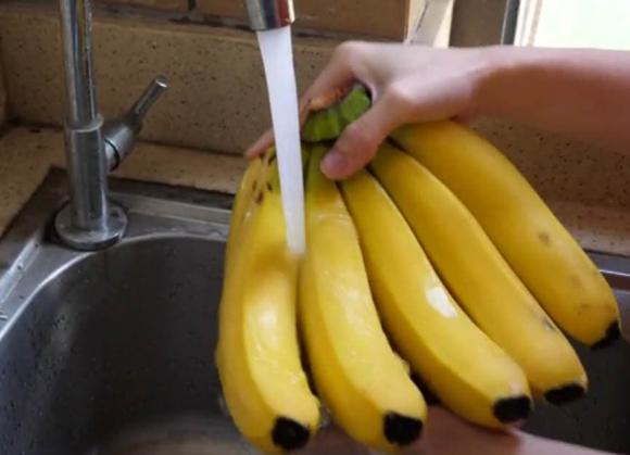 Chủ cửa hàng hoa quả dạy mẹo bảo quản, chuối sẽ không bị thối hoặc chuyển sang màu đen sau nửa tháng-1