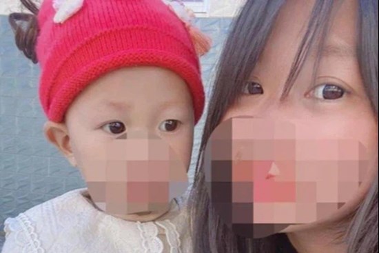 Bé gái 17 tháng tử vong bất thường sau khi cán bộ làng đưa đi toilet, loạt động thái khó hiểu của người mẹ rơi vào tâm điểm chỉ trích