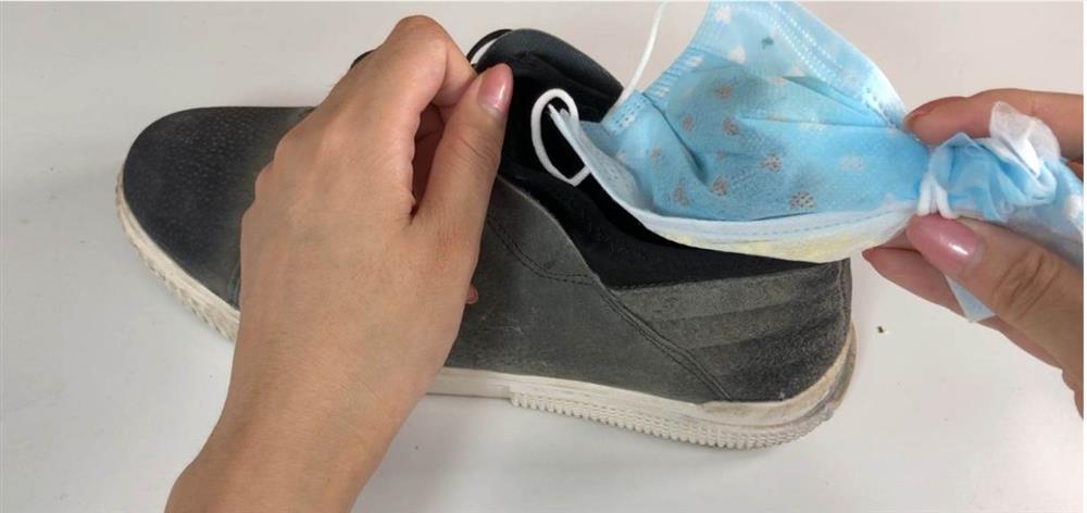 Đừng lo lắng về đôi giày ướt đẫm mồ hôi, hãy rắc một ít hỗn hợp này vào sẽ nhanh chóng loại bỏ mùi khó chịu-5