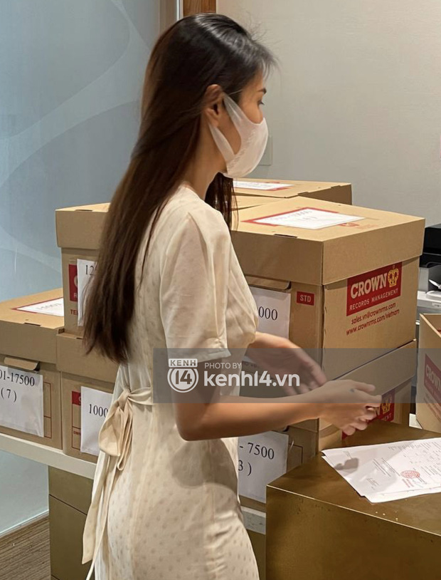 Cận cảnh chồng thùng giấy chứa 18.000 tờ sao kê 177 tỷ kêu gọi cứu trợ miền Trung của vợ chồng Thuỷ Tiên - Công Vinh!-3