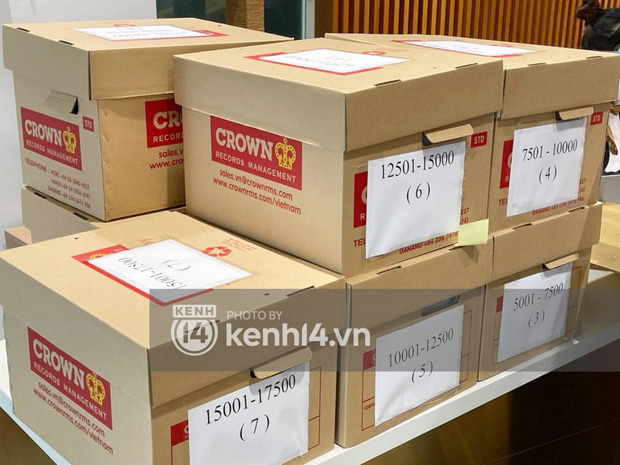 Cận cảnh chồng thùng giấy chứa 18.000 tờ sao kê 177 tỷ kêu gọi cứu trợ miền Trung của vợ chồng Thuỷ Tiên - Công Vinh!-1