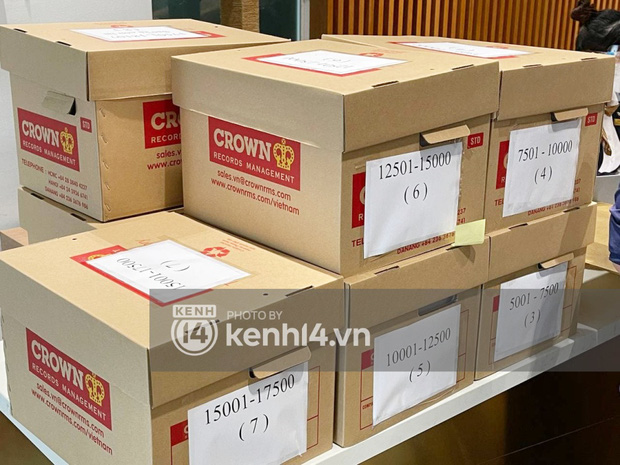 Cận cảnh chồng thùng giấy chứa 18.000 tờ sao kê 177 tỷ kêu gọi cứu trợ miền Trung của vợ chồng Thuỷ Tiên - Công Vinh!-2