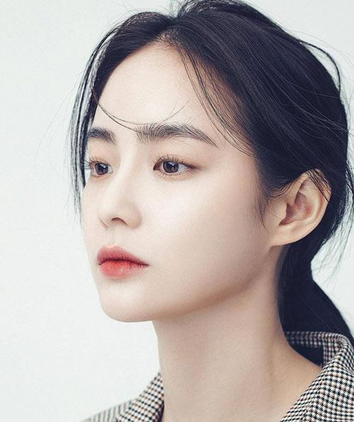 Bắt trend trang điểm mùa thu với mốt kẻ mắt mèo, môi đỏ tía-3